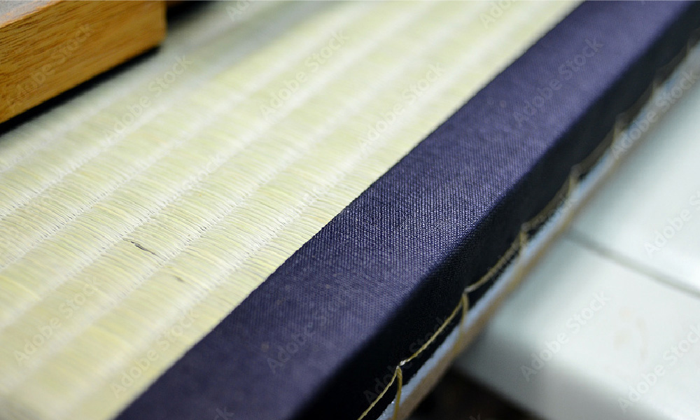 写真：和久屋が畳を広げているシーン