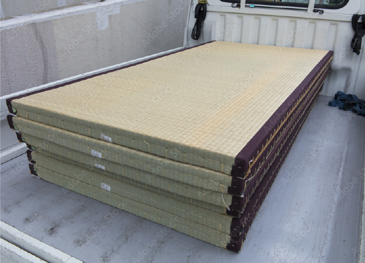 畳をトラックで運ぶイメージ